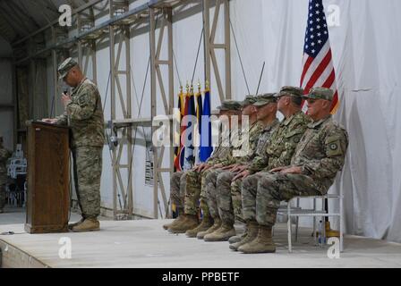 CAMP BUEHRING, Kuwait - Capt. Ross Muhlbauer ospita il trasferimento di autorità cerimonia tra il 248th aviazione battaglione di supporto e il 935th ASB. La cerimonia ha significato il completamento della 248th della ASB nove mesi di distribuzione e di assunzione di comando per la missione al 935 ASB Foto Stock