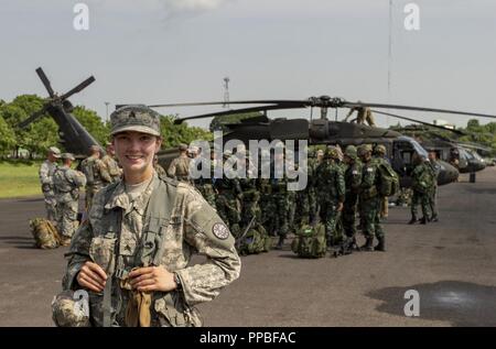 Idaho esercito nazionale Guard Sgt. Mikki Fritz sorge nella parte anteriore di un UH-60 Black Hawk prima di una missione con la 116Calvario Brigata combattere del Team 2-116th combinato battaglione di armi e i soldati della Royal Thai Army 25 Agosto presso il Royal Thai dell esercito centro di cavalleria nella provincia di Saraburi durante Hanuman Guardian 2018. I 11 giorni di evento di formazione tra gli Stati Uniti e una delle più longeve partner in Asia, Thailandia, è la prima volta Fritz è stato assegnato ad una unità di linea come 68W combat medic. Foto Stock