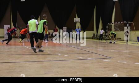 CAMP ARIFJAN, Kuwait - Entrambe le squadre gara in avanti come uno degli atleti con la speciale Olympics-Kuwait si sposta a prendere una penalità girato durante il soccer (o "calcio" in molte parti del mondo) porzione della notte di sport a Aridiyah Centro Giovanile, Kuwait. Gli atleti con la speciale Olympics-Kuwait uniti i soldati con la Task Force Spartan per giocare a pallacanestro, calcio, calcetto, Tug-of-War e altro ancora. Foto Stock