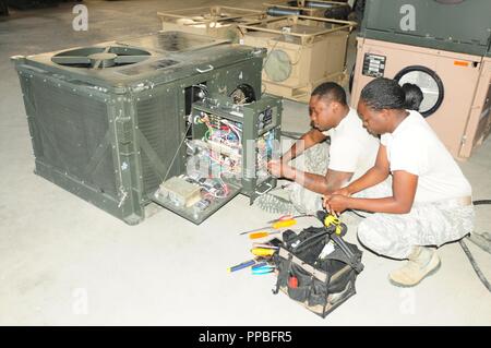 Tech. Sgt. Akil McFarlande, un impianto di riscaldamento, ventilazione e aria condizionata/negozio di refrigerazione del tecnico e sottufficiale in carica e airman prima classe Benjamin St. Brice Jr., un tecnico HVAC dal 285th ingegnere civile Squadron, Virgin Islands National Guard, lavorano fianco a fianco per cercare di ottenere un campo distribuibile di controllo ambientale per unità di lavoro come un esercizio di formazione a Fort Indiantown Gap Sito di formazione in Annville, Pennsylvania, 15 agosto. Foto Stock