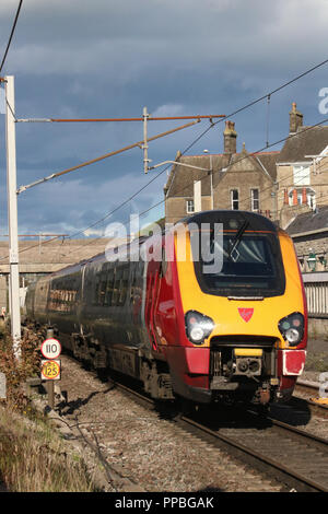 Classe 221 Voyager diesel multiple unit passando attraverso Carnforth sulla linea principale della costa occidentale con una vergine costa Ovest service il 24 settembre 2018. Foto Stock