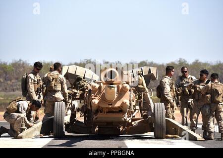 Marines con Mike batteria, 3° Battaglione, xi reggimento Marine, preparare i loro M777 Obice per sollevamento antenna da una MV-22 Osprey con Marine mezzo squadrone Tiltrotor 268 (VMM-268) durante la Marine forza rotazionale - Darwin Koolendong esercizio a monte Bundey Area Formazione, Australia, Agosto 25, 2018. Questa è la prima volta che un Osprey ha sollevato e spostato un obice nel campo in Australia ed è la prima volta che un intera batteria di artiglieria distribuito come supporto di MRF-D. Foto Stock