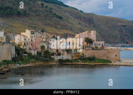 Vista del Castello normanno, Castellammare del Golfo, un villaggio di pescatori in Sicilia, Italia Foto Stock