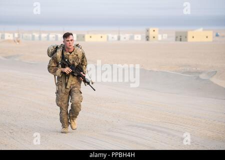 Troopers dal 1° Stormo, 98reggimento di cavalleria, 155Armored Brigade Combat Team, prova la loro grinta nei confronti del compagno troopers durante una tradizione onorata evento conosciuto come uno sperone ride a Camp Buehring, Kuwait da Agosto 27-30. Questo evento di quattro giorni prove la loro elasticità mentale e fisica. Foto Stock