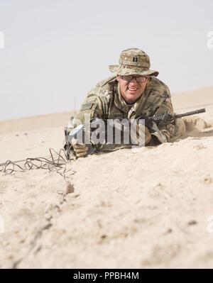 Troopers dal 1° Stormo, 98reggimento di cavalleria, 155Armored Brigade Combat Team, prova la loro grinta nei confronti del compagno troopers durante una tradizione onorata evento conosciuto come uno sperone ride a Camp Buehring, Kuwait da Agosto 27-30. Questo evento di quattro giorni prove la loro elasticità mentale e fisica. Foto Stock