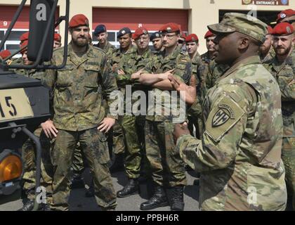 Membri della Bundeswehr, 6 società di Polizia Militare reggimento viaggiato a US Army Headquarters Europa su argilla Kaserne in Germania per partecipare con i loro omologhi americani il 529th polizia militare per una familiarizzazione con alcuni degli strumenti da noi operato di polizia militare in Germania. 30 da truppe Bruchsal visitato come parte del "leader civico Programma di impegno" (CLEP) che serve a rinforzare militari Usa i collegamenti con la comunità. Un noi esercito militare ufficiale di polizia parla attraverso le funzionalità e le caratteristiche della M11-17, più comunemente noto come l'ASV. Foto Stock