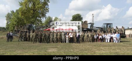 Stati Uniti I soldati assegnati al 397 Engineer battaglione, 372 Engineer brigata, Teatro 416th ingegnere condotta di comando la risoluta Castello 18 Cerimonia di chiusura a fianco la 101st Engineer battaglione, Royal Netherlands esercito; e il decimo Engineer Brigade, rumeno delle forze di terra a sostegno di Atlantic risolvere in corrispondenza del giunto National Training Centre in Cincu, Romania, il 29 agosto 2018. La cerimonia celebrata dall'unità militari e i membri della comunità locale ha segnato la fine dei 6 mesi di multinazionale e la formazione congiunta esercizio PER GLI STATI UNITI Esercito e gli ingegneri della NATO a sostegno della Atlantic risolvere. Foto Stock