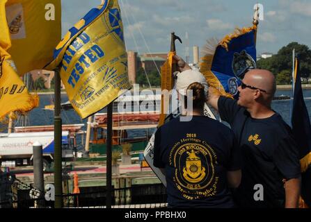 Guidons visualizzati a bordo della USS Wisconsin (BB-64) sono rivisti durante la diciottesima edizione CPO e Giornate del patrimonio evento. Questo evento annuale è ospitato dall'Hampton Roads Museo Navale, in congiunzione con il capo locale Sottufficiali e Nauticus. Quest'anno la manifestazione si è svolta nel mese di agosto 21-23, 2018, ed ha attirato oltre 840 CPO selectees da 58 area e fuori dei comandi di stato. Foto Stock