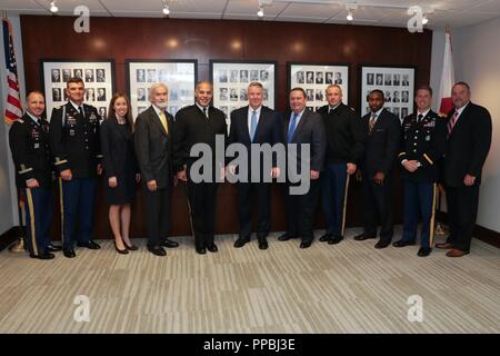 Gen. Gus Perna, comandante dell'esercito Materiel comando, Quinta da sinistra e altri leader dell'esercito con i leader al Birmingham Business Alliance, Ala, a seguito di una riunione per discutere l'economia della regione e i partenariati tra l esercito e il Birmingham business community. Con Perna sono, da sinistra, Lt. Col. James Welch e Col. Contrassegnare Olin del 2° Brigata di reclutamento; Elisabetta Paolo della BBA; aide civile al Segretario dell'esercito Joe Fitzgerald; Brian Hilson, Presidente e CEO della BBA; Rick Davis della BBA; Command Sgt. Il Mag. Rodger Mansker, Waymond Jackson della BBA, Cap. Foto Stock