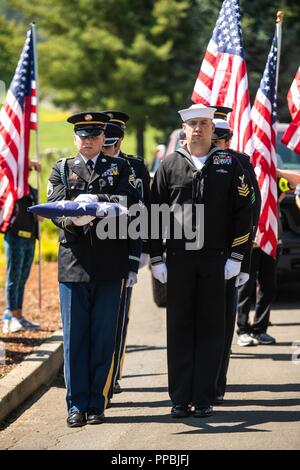 I membri di un comune di Guardia d'onore costituito da soldati, marinai, aviatori, e marines, prepararsi ad eseguire una piegatura di bandiera cerimonia durante un memoriale di servizio ospitato da mancante in America (MIA) Progetto a Willamette Cimitero Nazionale in Happy Valley, Oregon, su il 29 agosto 2018. Lo scopo della mia Progetto è quello di individuare, identificare e inter il cremato non reclamata rimane di veterani americani attraverso gli sforzi congiunti del privato, lo Stato federale e le organizzazioni. La mia Progetto ha identificato il veterano 3,959 cremains per data. (Esercito Oregon Guardia Nazionale Foto Stock