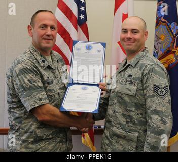Tech. Sgt. Thomas Cole, sinistra, ha ricevuto il suo nuovo rango durante una cerimonia di promozione su agosto 29 all'aria orientale nel settore della difesa. Lt. Col. Paolo Vescovo, a sinistra il supporto 224th comandante dello squadrone, servita come la promozione di officer. Foto Stock