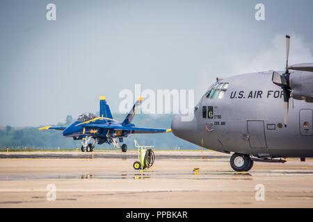 Stati Uniti Navy Lt. Andre Webb, aeromobili #7 pilota con la Marina Militare dimostrazione di volo Team, "Blue Angels", atterra dopo assunzione di Todd Meierhoffer su un backseat corsa in F/A-18 Hornet, a Rosecrans Air National Guard Base, San Giuseppe, Mo., Agosto 22, 2018. Meierhoffer era tra una manciata di "principali influenzatori" selezionato per la rara opportunità prima del 2018 Suono di Speed Air Show prevista agosto 25 e 26. Il Blue Angels si sforzano di presentare l orgoglio e la professionalità della marina degli Stati Uniti e Marine Corps ispirando una cultura di eccellenza e di servizio al paese attraverso la dimostrazione di volo Foto Stock