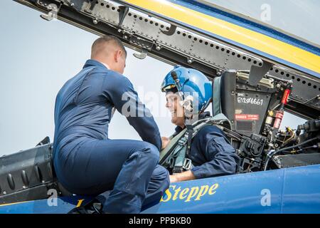 Todd Meierhoffer è aiutato arrivare al di fuori di un'F/A-18 Hornet dopo un backseat cavalcare con la Marina Militare dimostrazione di volo Team, il "Blue Angels", a Rosecrans Air National Guard Base, San Giuseppe, Mo., Agosto 22, 2018. Meierhoffer era tra una manciata di "principali influenzatori" selezionato per la rara opportunità prima del 2018 Suono di Speed Air Show prevista agosto 25 e 26. Il Blue Angels si sforzano di presentare l orgoglio e la professionalità della marina degli Stati Uniti e Marine Corps ispirando una cultura di eccellenza e di servizio al paese attraverso dimostrazioni di volo e di comunicazione alla comunità. Foto Stock