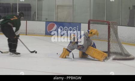 Stati Uniti Air Force 2 Lt. Ryan Allen (destra), Luke Air Force Base Thunderbolts goalie, difende contro Puck Hunt attacco durante il campionato estivo C Divisione partita di campionato a AZ ghiaccio in Peoria, Ariz., Agosto 27, 2018. Puck Hunt sconfitto il Thunderbolts 3-1. Foto Stock