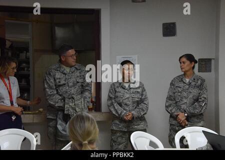 Air National Guard Capt. Il SAVON Terukina, Air National Guard Readiness Center, dà un briefing il Agosto 29, 2018 in Humacoa, Puerto Rico, a Navy riservisti e aria guardie nazionali che partecipano a Innovative formazione Readiness Ola de esperanza Sanadora. Air National Guard Il Mag. Erin Aerahamsen, 143Airlift Wing, Col. Victor Torano, Puerto Rico Guardia Nazionale aria stato chirurgo, e il tenente Col. Iris Acevedo, 143Airlift Wing presente al fianco di Terukina. Lo scopo dell'IRT è di fornire medico, dentista e optometria cura di assistere le autorità municipali di meno servite di indirizzamento Foto Stock