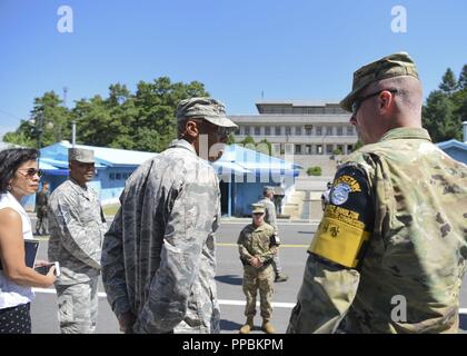 Gen. CQ Brown Jr., Pacific Air Forces commander, E DEGLI STATI UNITI Esercito Col. Burke Hamilton, Nazioni Unite comando armistizio militare di segretario del comitato, stand presso il Comune di area di servizio in coreano Zona demilitarizzata Agosto 26, 2018. Di fronte alle due, Panmungak Hall si trova appena oltre la linea di demarcazione nella Repubblica democratica popolare di Corea. Foto Stock