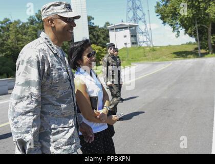 Gen. CQ Brown Jr., Pacific Air Forces commander, sua moglie Sharene, E DEGLI STATI UNITI Esercito Col. Burke Hamilton, Nazioni Unite comando armistizio militare di segretario del comitato, tour del Comune di area di servizio in coreano Zona demilitarizzata Agosto 26, 2018. La polizia militare dalla Repubblica di Corea, UNC e la Repubblica democratica popolare di Corea a guardia della ACC per aiutare a mantenere l'armistizio. Foto Stock