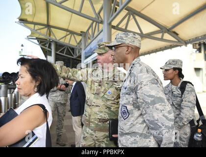 Gen. CQ Brown Jr., Pacific Air Forces commander, E DEGLI STATI UNITI Esercito Col. Burke Hamilton, Nazioni Unite comando armistizio militare di segretario del comitato, guardare nella Repubblica democratica popolare di Corea dall'Osservatorio Dora vicino al coreano Zona demilitarizzata Agosto 26, 2018. Brown's viaggio comprendeva fermate presso il Comune di area di servizio e Camp Red Cloud, casa per gli Stati Uniti Esercito di seconda divisione di fanteria. Foto Stock