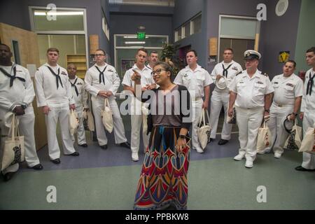 LOS ANGELES (29 agosto 2018) velisti assegnati per il Vendicatore di classe contromisure mine nave USS Scout (MCM 8) tour il set della serie TV "senza parole" mentre si visita un tour di Fox Studios durante il Los Angeles Settimana della flotta (LAFW). LAFW è una opportunità per il pubblico americano e per soddisfare la loro Marina Militare, Marine Corps e Guardia Costiera team e l'esperienza dell'America servizi di mare. Durante la settimana della flotta, servizio i membri partecipano a vari eventi a servizio della comunità, capacità di presentazione e di attrezzature per la comunità e godetevi l'ospitalità di Los Angeles e nelle aree circostanti. Foto Stock