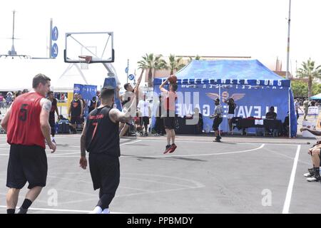 La guardia costiera Corban marinaio Pagnotta assegnato alla stazione Los Angeles-Long Beach spara una contestazione di due-pointer contro il Team Busciano nel 2018 Los Angeles flotta Settimana 5-in-5 torneo di basket a San Pedro in California, 1 settembre 2018. Team Coast Guard 1 sconfitto team Busciano 45-37 per passare alle semifinali del torneo. Foto Stock