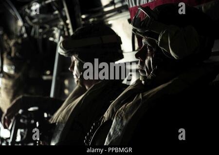 Col. Robert "Bams" Brodie, sinistra e Sgt. Il Mag. Edwin A. Mota ride a bordo di una MV-22B Osprey tiltrotor aeromobile durante la conduzione di caduta libera parachute jump training, Okinawa, in Giappone, il 29 agosto 2018. Brodie è il Comandante del trentunesimo Marine Expeditionary Unit e la Mota è dell'unità sergente maggiore. La Osprey appartiene a mezzo marino Tiltrotor Squadron 262 (rinforzato), l'aviazione elemento di combattimento per la trentunesima MEU. Durante la formazione, 31 MEU Amphibious Reconnaissance Marines volò verso un punto al di sopra di una zona di atterraggio su Ie Shima Training Facility, off Okinawa la costa nord-occidentale, prima di uscire da un Foto Stock