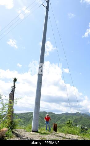 Stati Uniti Esercito di ingegneri, Task Force del recupero di Tori White ispeziona un sito dove la potenza della griglia dei lavori di restauro è stata completata ed è ora di essere ispezionati per verificare la conformità ai requisiti ambientali, Puerto Rico, 1 settembre 2018. Il corpo degli ingegneri di potenza grid sforzi di ripristino è terminato nel maggio e cominciò la conformità ambientale subito dopo per ripristinare i siti disturbati durante l'alimentazione di emergenza di missione di restauro Foto Stock