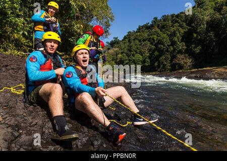 Esercito Australiano officer tenente Benjamin Stark (destra) e della marina degli Stati Uniti Richard corporali Hartzell lavorano insieme per tirare un compagno di squadra dal Fiume Tully durante la negoziazione di acqua la formazione come parte dell esercizio Kowari 2018. Foto Stock