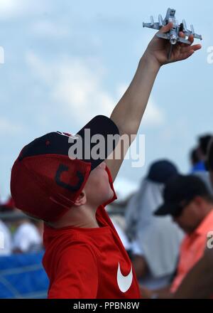 Un bambino gioca con un modello di aeroplano sull'Aeroporto Burke Lakefront linea di volo durante il Cleveland National Air Show a Cleveland, Ohio, Sett. 1, 2018. L'evento ha dato ai partecipanti l opportunità di apprendere circa aviation osservando dimostrazioni e interagire con visualizza statica. Foto Stock