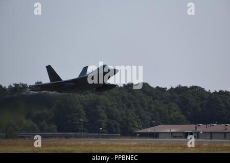 Un U.S. Air Force F-22 Raptor dalla 95th Fighter Squadron, 325Fighter Wing, a Tyndall Air Force Base Fla., decollo da Spangdahlem Air Base, Germania, il 29 agosto 2018. F-22s sono di rientrare a casa dopo il completamento di una formazione di volo di implementazione con altri partner della NATO. Foto Stock