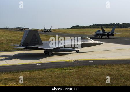 Stati Uniti Air Force F-22 rapaci dalla 95th Fighter Squadron, 325Fighter Wing, Tyndall Air Force Base, Fla., taxi sul flightline a Spangdahlem Air Base, Germania, il 29 agosto 2018. Il velivolo preparato in partenza dopo essere stato distribuito in Europa per diverse settimane per allenarsi con le forze alleate. Foto Stock