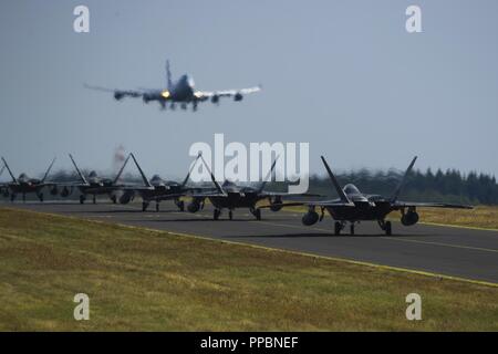 Stati Uniti Air Force F-22 rapaci dalla 95th Fighter Squadron, 325Fighter Wing, Tyndall Air Force Base, Fla., taxi sul flightline a Spangdahlem Air Base, Germania, il 29 agosto 2018. La 95th FS distribuite per Spangdahlem per condurre la familiarizzazione addestramento di volo con U.S. Forze Aeree in forze Europe-Air Africa aeromobili e gli avieri. Foto Stock