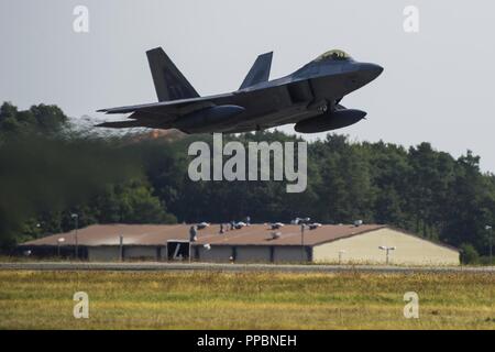 Un U.S. Air Force F-22 Raptor dalla 95th Fighter Squadron, 325Fighter Wing, Tyndall Air Force Base Fla., decolla a Spangdahlem Air Base, Germania, il 29 agosto 2018. Multiple F-22s defunti Spangdahlem dopo essere stato distribuito per diverse settimane per allenarsi con gli alleati della NATO in Europa per dimostrare ulteriormente la U.S. Air Force impegno per la stabilità e la sicurezza regionale. Foto Stock