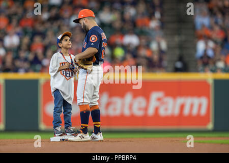 Houston, Texas, Stati Uniti d'America. 23 Sep, 2018. Houston Astros secondo baseman Jose Altuve (27) parla con un giovane fan prima della Major League Baseball gioco tra il Los Angeles Angeli e Houston Astros al Minute Maid Park a Houston, Texas. Houston sconfitto Los Angeles 6-2. Prentice C. James/CSM/Alamy Live News Foto Stock