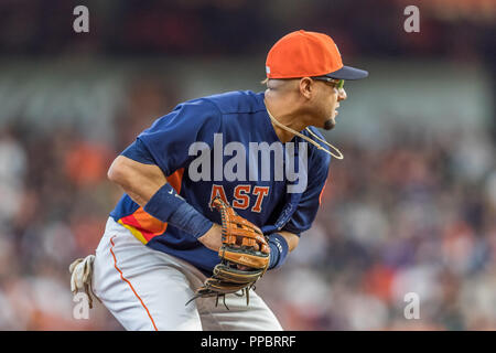 Houston, Texas, Stati Uniti d'America. 23 Sep, 2018. Houston Astros terzo baseman Yuli Gurriel (10) campi una sfera di massa nella Major League Baseball gioco tra il Los Angeles Angeli e Houston Astros al Minute Maid Park a Houston, Texas. Houston sconfitto Los Angeles 6-2. Prentice C. James/CSM/Alamy Live News Foto Stock