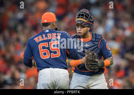 Houston, Texas, Stati Uniti d'America. 23 Sep, 2018. Houston Astros a partire lanciatore Framber Valdez (65), a sinistra e a catcher Martin Maldonado (15) incontrano presso il tumulo durante il Major League Baseball gioco tra il Los Angeles Angeli e Houston Astros al Minute Maid Park a Houston, Texas. Houston sconfitto Los Angeles 6-2. Prentice C. James/CSM/Alamy Live News Foto Stock