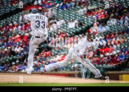 Arlington, Texas, Stati Uniti d'America. 23 Sep, 2018. Rangers di Texas a partire lanciatore Martin Perez (33) passi durante il primo inning di gioco MLB tra i Seattle Mariners e Texas Rangers a Globe Life Park in Arlington, Texas. Il Texas ha vinto 6-1. Tom Sooter/CSM/Alamy Live News Foto Stock