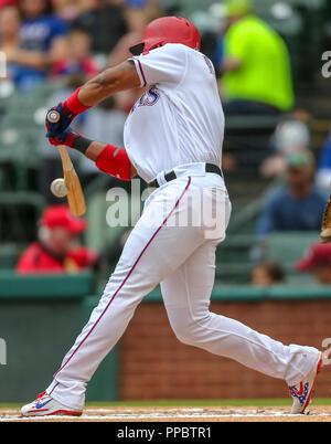 Arlington, Texas, Stati Uniti d'America. 23 Sep, 2018. Texas Rangers interbase Elvis Andrus (1)colpisce un singolo nel primo inning di gioco MLB tra i Seattle Mariners e Texas Rangers a Globe Life Park in Arlington, Texas. Il Texas ha vinto 6-1. Tom Sooter/CSM/Alamy Live News Foto Stock