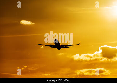 Dall' Aeroporto di Luton di Londra, Regno Unito. Il 24 settembre 2018. Regno Unito: Meteo una silhouette di un Boeing 737-800 aeromobili in fase di decollo al tramonto Credito: Nick Whittle/Alamy Live News Foto Stock