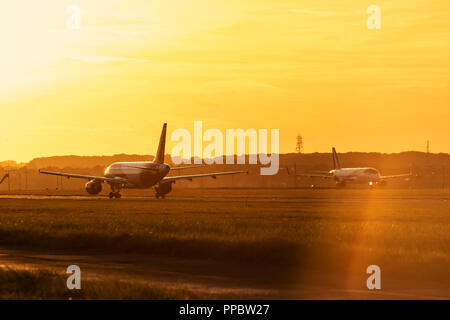 Dall' Aeroporto di Luton di Londra, Regno Unito. Il 24 settembre 2018. Regno Unito Meteo: una coppia di easyJet Airbus in rullaggio a London Luton Airport Credito: Nick Whittle/Alamy Live News Foto Stock