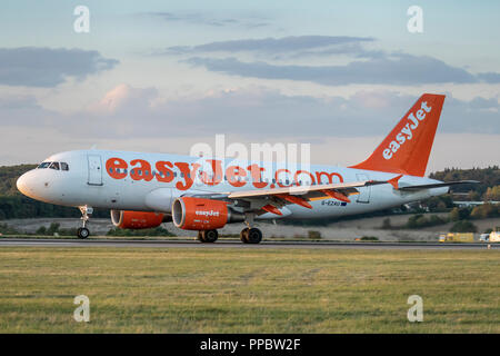 Dall' Aeroporto di Luton di Londra, Regno Unito. Il 24 settembre 2018. Regno Unito Meteo: Un easyJet Airbus A319 in atterraggio a Londra Luton Credito: Nick Whittle/Alamy Live News Foto Stock