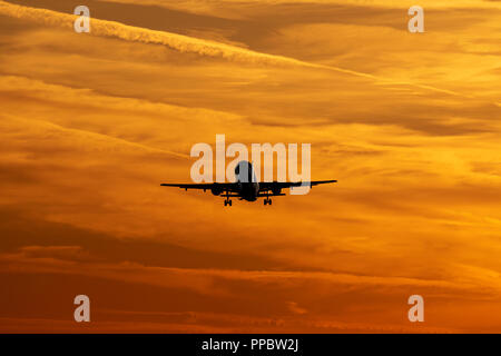 Dall' Aeroporto di Luton di Londra, Regno Unito. Il 24 settembre 2018. Regno Unito: Meteo una silhouette di su Airbus A320 di decollo al tramonto Credito: Nick Whittle/Alamy Live News Foto Stock