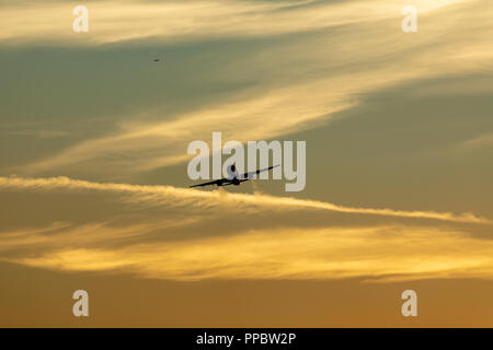 Dall' Aeroporto di Luton di Londra, Regno Unito. Il 24 settembre 2018. Regno Unito: Meteo una silhouette di su Airbus A320 di decollo al tramonto con un Boeing 737 in lontananza Credito: Nick Whittle/Alamy Live News Foto Stock