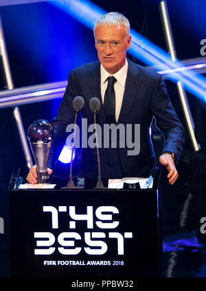 Londra, Manager di Francia riceve il trofeo per il miglior FIFA uomini Coach 2018 durante il miglior FIFA Football Awards 2018 a Londra. 24Sep, 2018. Didier Deschamps, Manager di Francia riceve il trofeo per il miglior FIFA uomini Coach 2018 durante il miglior FIFA Football Awards 2018 a Londra, in Gran Bretagna il 7 settembre 24, 2018. Credito: Han Yan/Xinhua/Alamy Live News Foto Stock