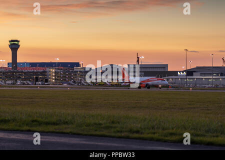 Dall' Aeroporto di Luton di Londra, Regno Unito. Il 24 settembre 2018. Regno Unito Meteo: Un easyJet Airbus in rullaggio a London Luton Airport Credito: Nick Whittle/Alamy Live News Foto Stock