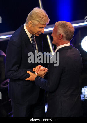 Londra, Manager della Francia con il trofeo per il miglior FIFA uomini Coach 2018 durante il miglior FIFA Football Awards 2018 a Londra. 24Sep, 2018. Ex Arsenal Manager Arsene Wenger (L) presenta Didier Deschamps, Manager della Francia con il trofeo per il miglior FIFA uomini Coach 2018 durante il miglior FIFA Football Awards 2018 a Londra, in Gran Bretagna il 7 settembre 24, 2018. Credito: Han Yan/Xinhua/Alamy Live News Foto Stock
