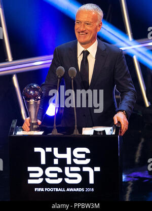 Londra, Manager di Francia parla dopo aver ricevuto il trofeo per il miglior FIFA uomini Coach 2018 durante il miglior FIFA Football Awards 2018 a Londra. 24Sep, 2018. Didier Deschamps, Manager di Francia parla dopo aver ricevuto il trofeo per il miglior FIFA uomini Coach 2018 durante il miglior FIFA Football Awards 2018 a Londra, in Gran Bretagna il 7 settembre 24, 2018. Credito: Han Yan/Xinhua/Alamy Live News Foto Stock