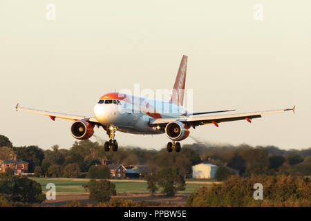 Dall' Aeroporto di Luton di Londra, Regno Unito. Il 24 settembre 2018. Regno Unito Meteo: Un easyJet Airbus A319 in atterraggio a Londra Luton Airport durante la sera. Credito: Nick Whittle/Alamy Live News Foto Stock