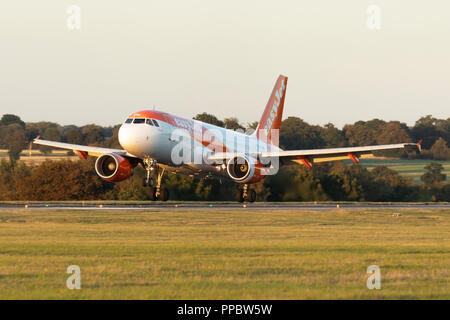 Dall' Aeroporto di Luton di Londra, Regno Unito. Il 24 settembre 2018. Regno Unito Meteo: Un easyJet Airbus A319 in atterraggio a Londra Luton Airport durante la sera. Credito: Nick Whittle/Alamy Live News Foto Stock