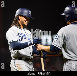 San Francisco, California, Stati Uniti d'America. 24Sep, 2018. San Diego Padres shorstop Freddy Galvis (13) Le mani la sua rotta bat per il ragazzo che tiene le mazze, durante una partita MLB tra San Diego Padres e i San Francisco Giants di AT&T Park di San Francisco, California. Valerie Shoaps/CSM/Alamy Live News Foto Stock