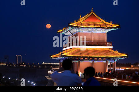 Shijiazhuang cinese nella provincia di Hebei. 24Sep, 2018. Turisti visitano Zhengding citta vecchia di Zhengding County, a nord della Cina di nella provincia di Hebei, Sett. 24, 2018. Credito: Liang Zidong/Xinhua/Alamy Live News Foto Stock